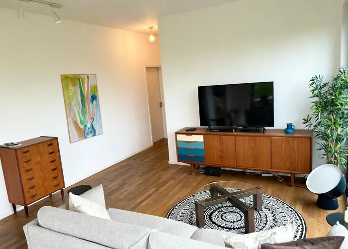 2 Bedroom Mauerpark-Apartment, Berlin Mitte View Calendar