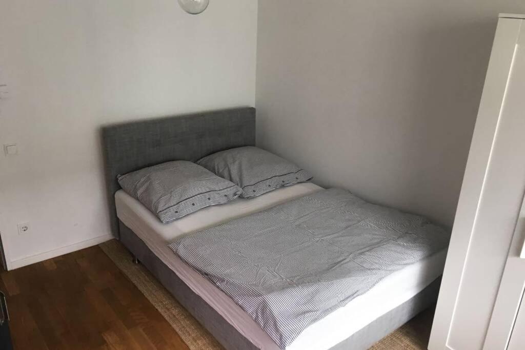 2 Bedroom Mauerpark-apartment, Mitte View Calendar Apartment Berlin
