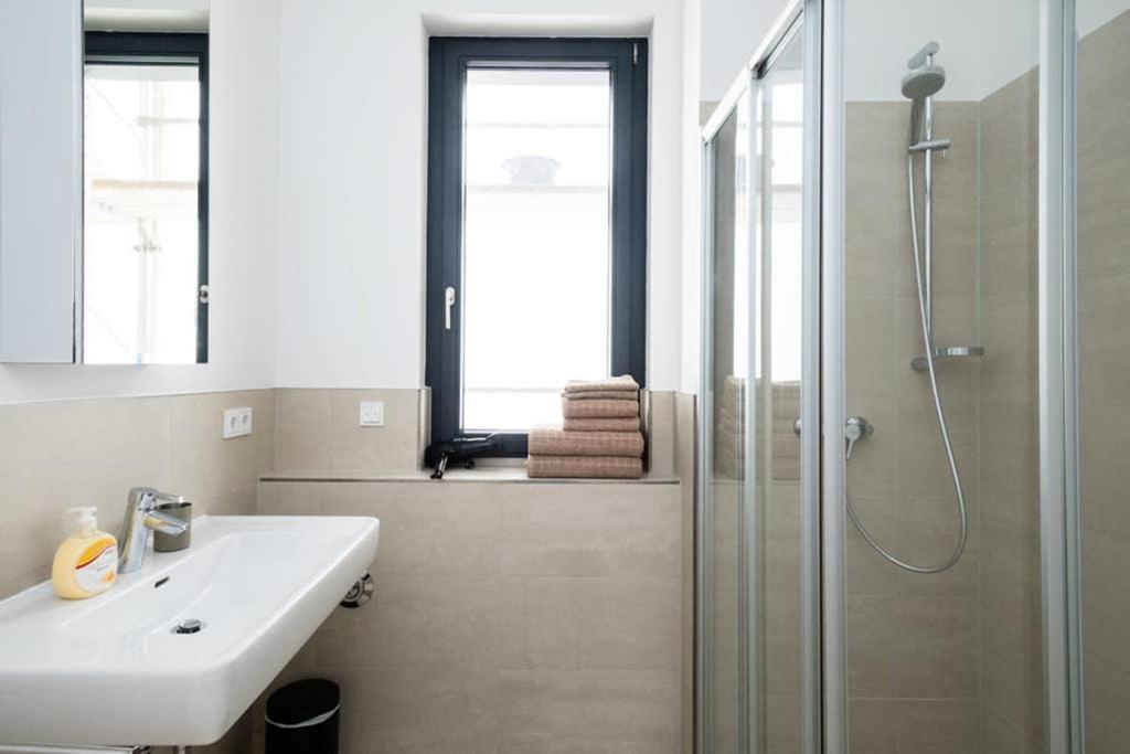 2 Bedroom Mauerpark-apartment, Mitte View Calendar Apartment