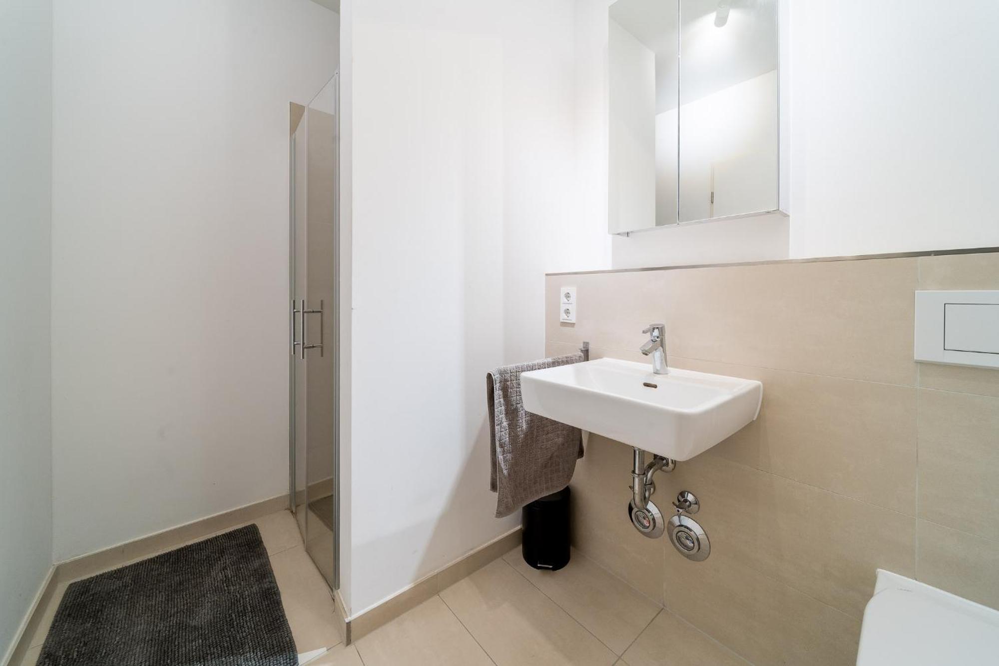 2 Bedroom Mauerpark-apartment, Mitte View Calendar * Berlin