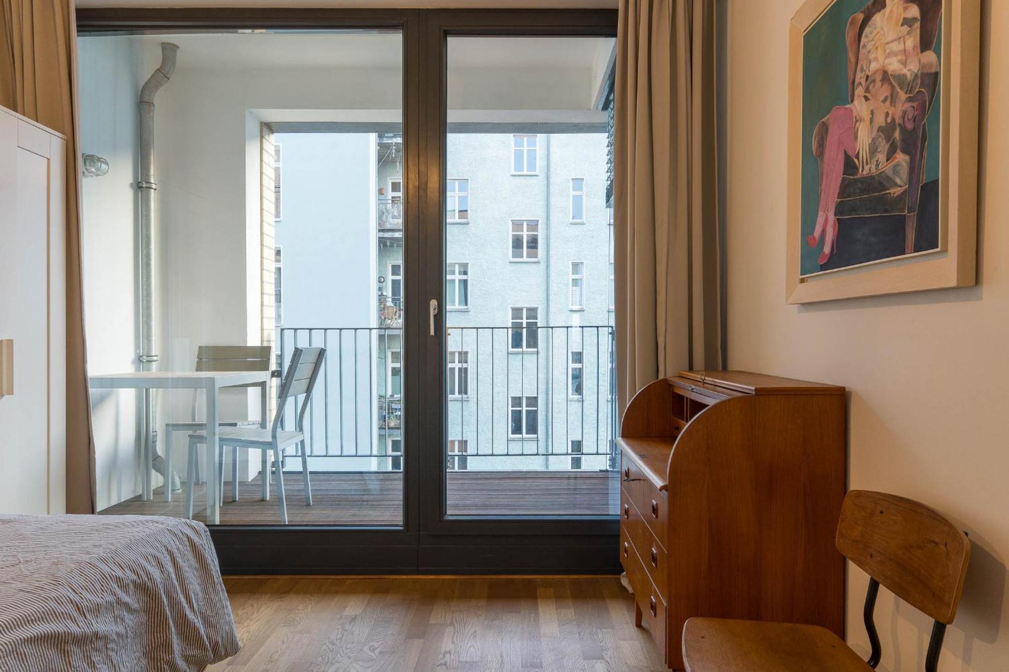 Apartment 2 Bedroom Mauerpark-apartment, Mitte View Calendar *