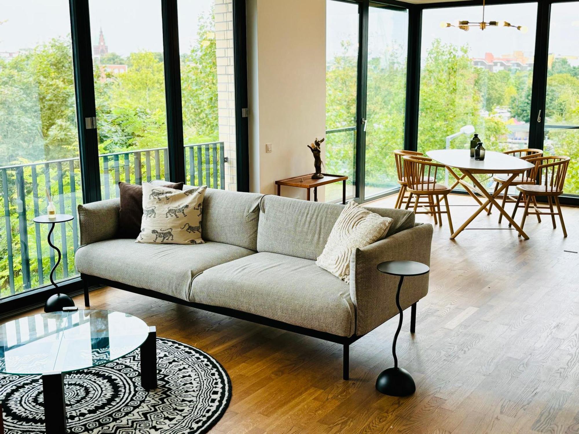 2 Bedroom Mauerpark-apartment, Mitte View Calendar
