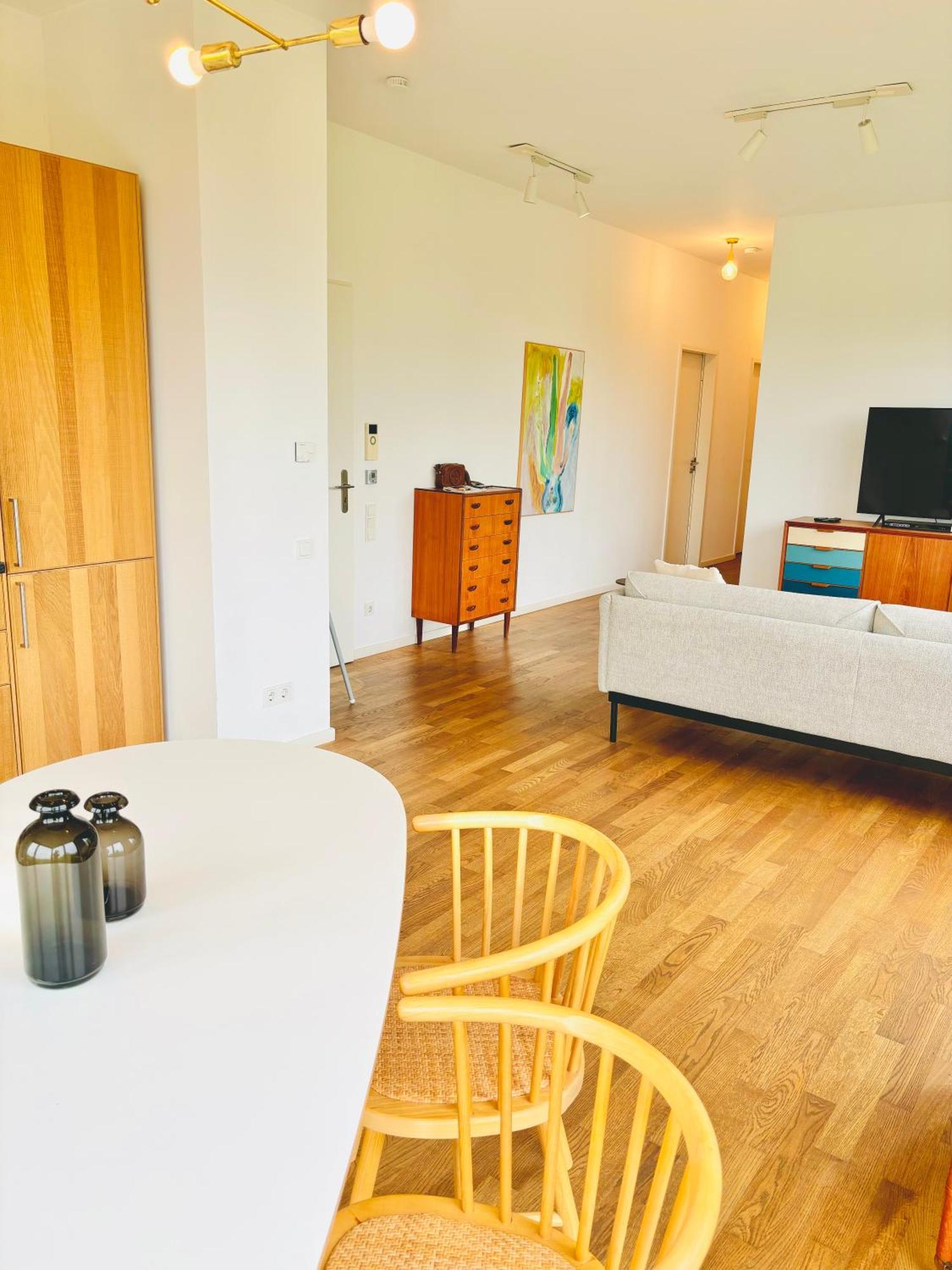 2 Bedroom Mauerpark-apartment, Mitte View Calendar Apartment