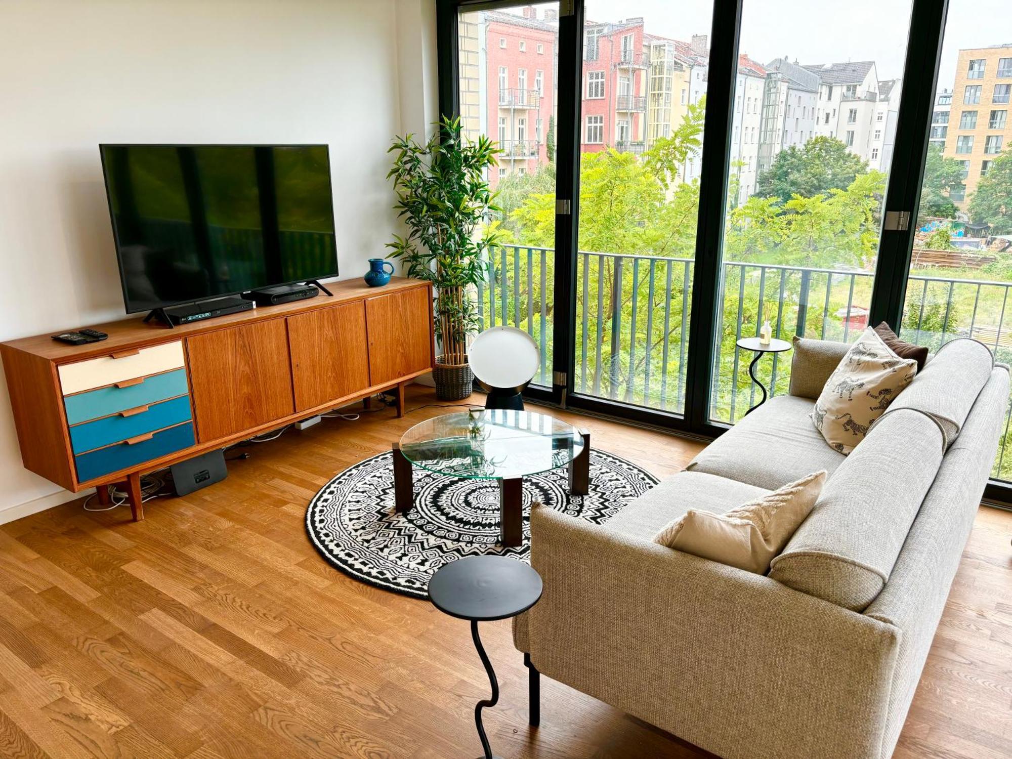 2 Bedroom Mauerpark-apartment, Mitte View Calendar *