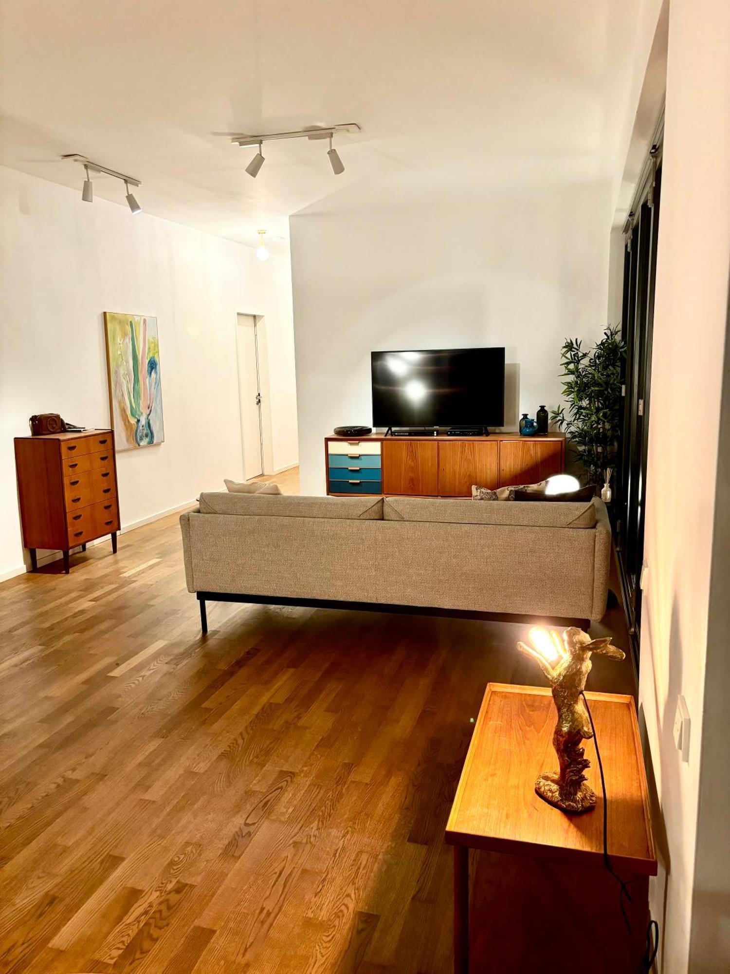 2 Bedroom Mauerpark-apartment, Mitte View Calendar * Berlin