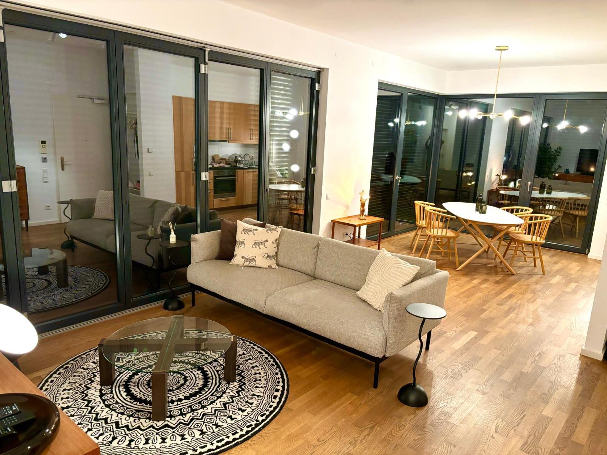 2 Bedroom Mauerpark-apartment, Mitte View Calendar