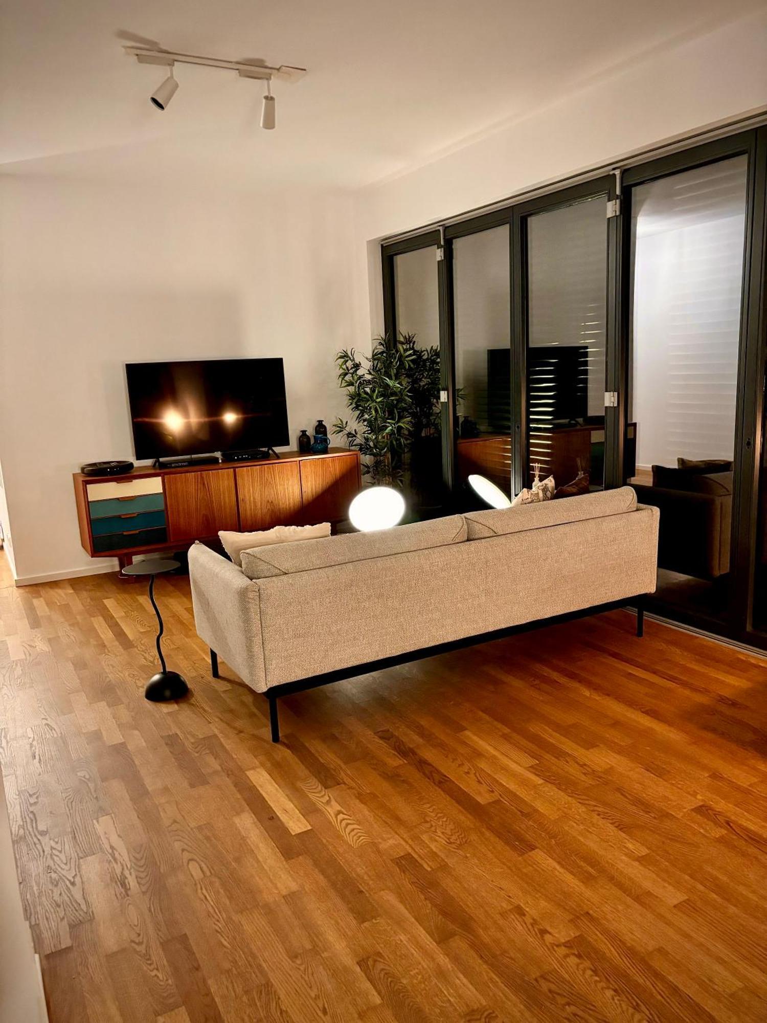 2 Bedroom Mauerpark-apartment, Mitte View Calendar * Berlin