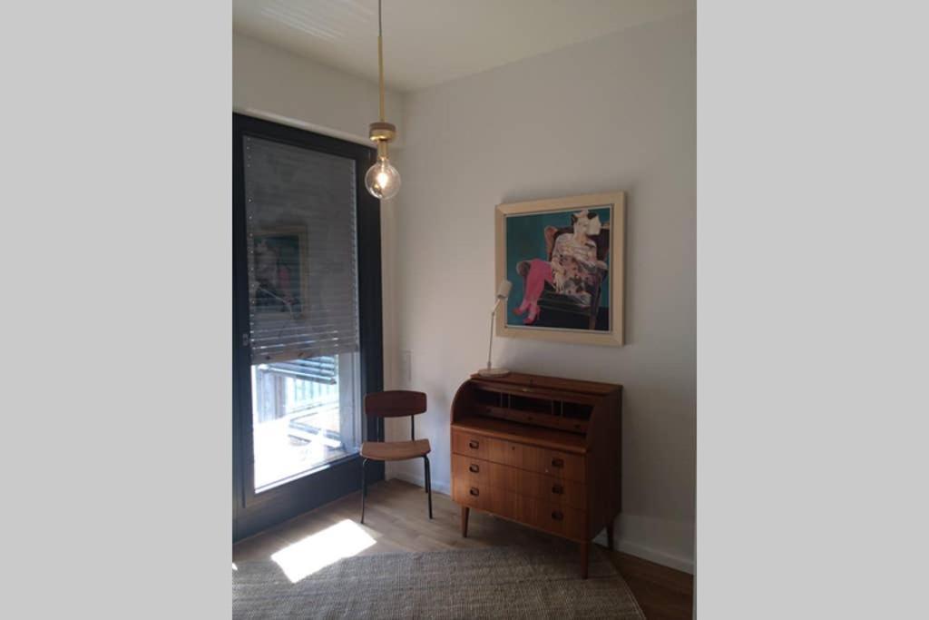2 Bedroom Mauerpark-apartment, Mitte View Calendar