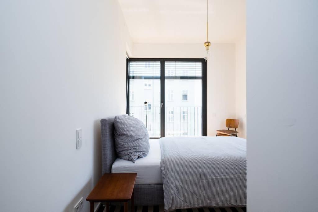 2 Bedroom Mauerpark-apartment, Mitte View Calendar Apartament