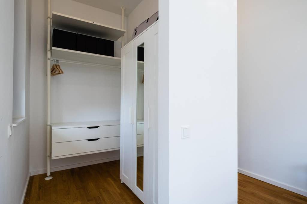2 Bedroom Mauerpark-apartment, Mitte View Calendar * Берлин