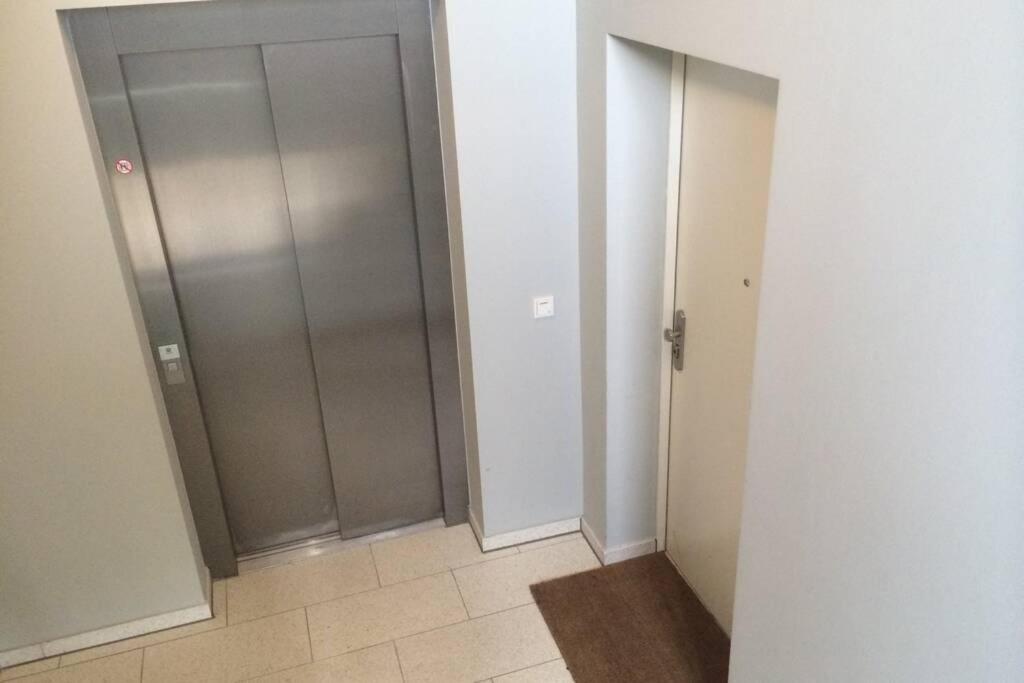 2 Bedroom Mauerpark-apartment, Mitte View Calendar Берлин